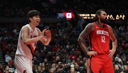 星空体育app-对位亚当斯感受？杨瀚森：他太壮了 一只手推着我 我就动不了了